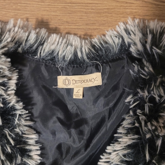 Faux Fur Vest with Pockets - Picture 2 of 8